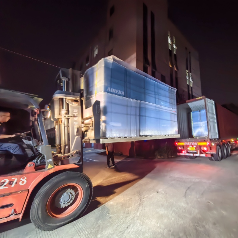 В пятницу вечером сотрудники AIRERA усердно работали сверхурочно, чтобы упаковать и отправить новую партию компрессоров для зарубежных клиентов. Каждый этап упаковки выполнялся с вниманием и ответственностью. AIRERA продолжает подтверждать свою надёжность и профессионализм в каждой поставке.
